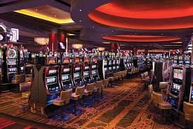 Tampilan meja Live Baccarat di platform medok jitu dengan dealer dan pemain